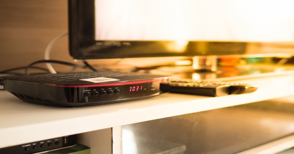 Smart Set Top Box at the Core of your Smart Universe Smart Set Top Box at the Core of your Smart Universe